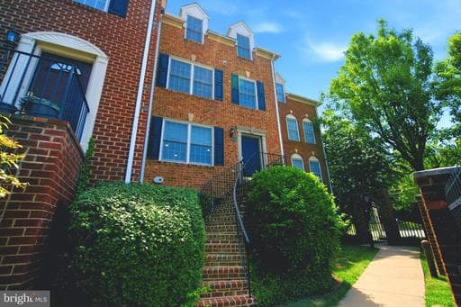 2402 N GREENBRIER COURT
