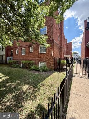 526 KENYON STREET 201