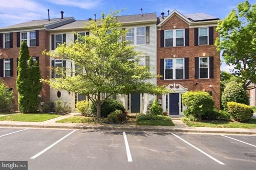 940 Harrison Cir, Alexandria, VA 22304-7315, United States