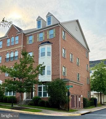 15272 Regents Park Dr, Woodbridge, VA 22191-6404, United States