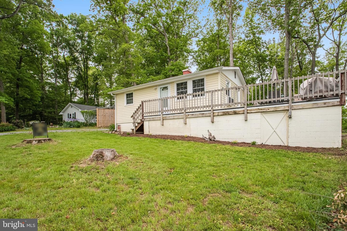 1047 LAKEVIEW DRIVE