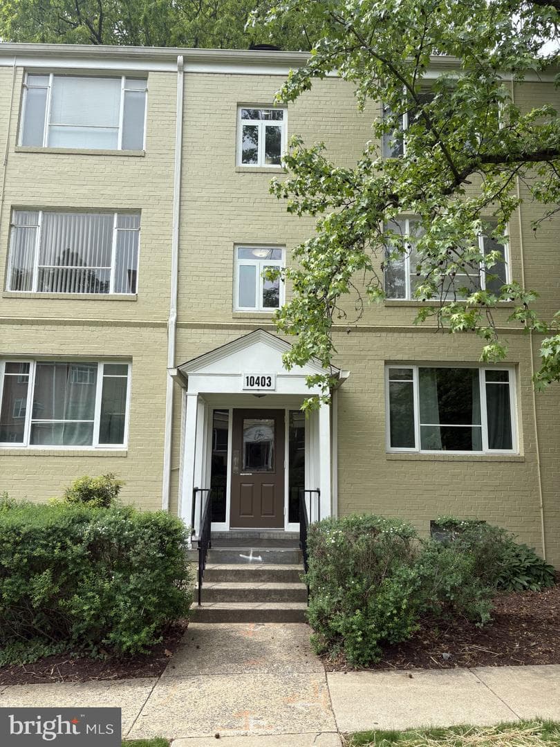 10403 MONTROSE AVENUE 201