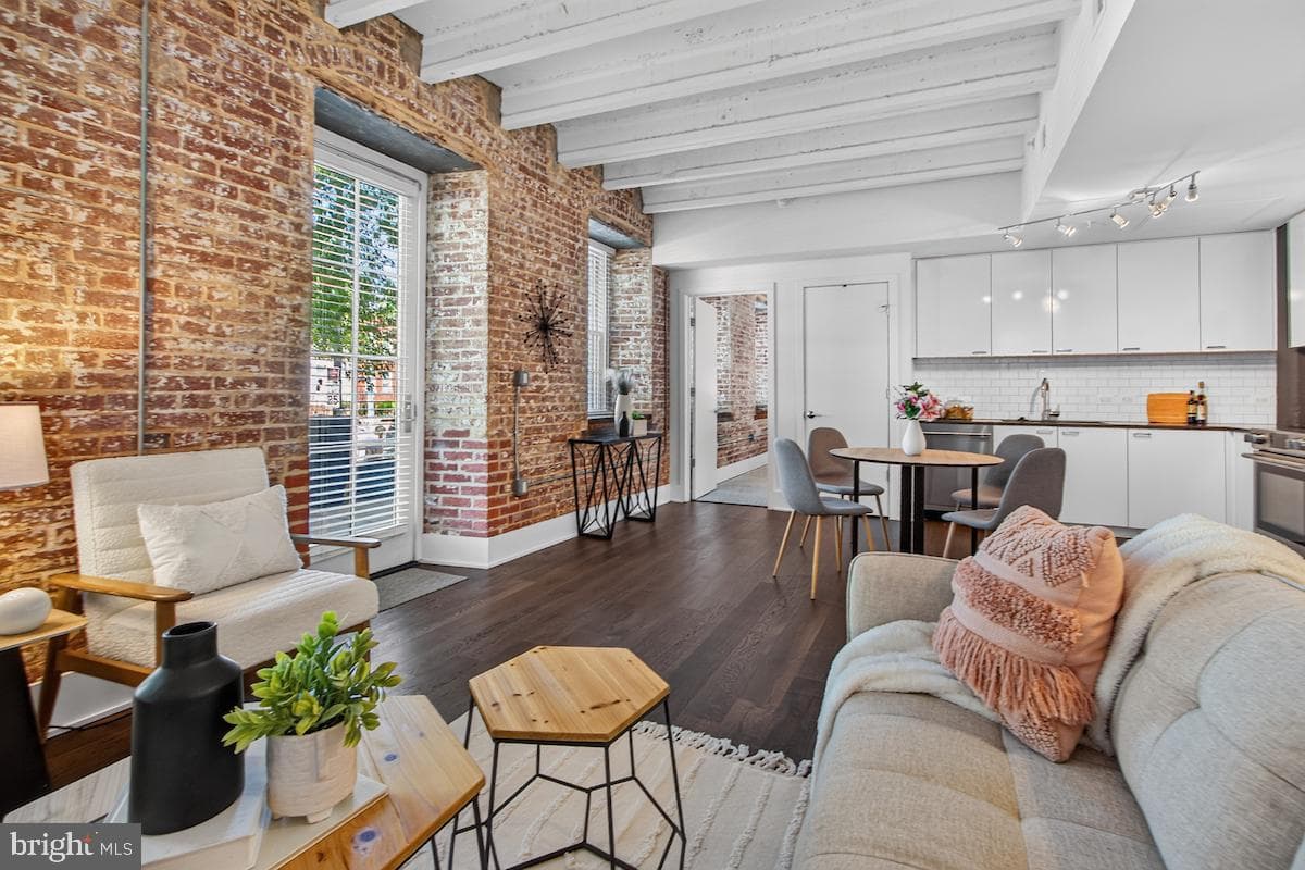 515 N WASHINGTON STREET 105