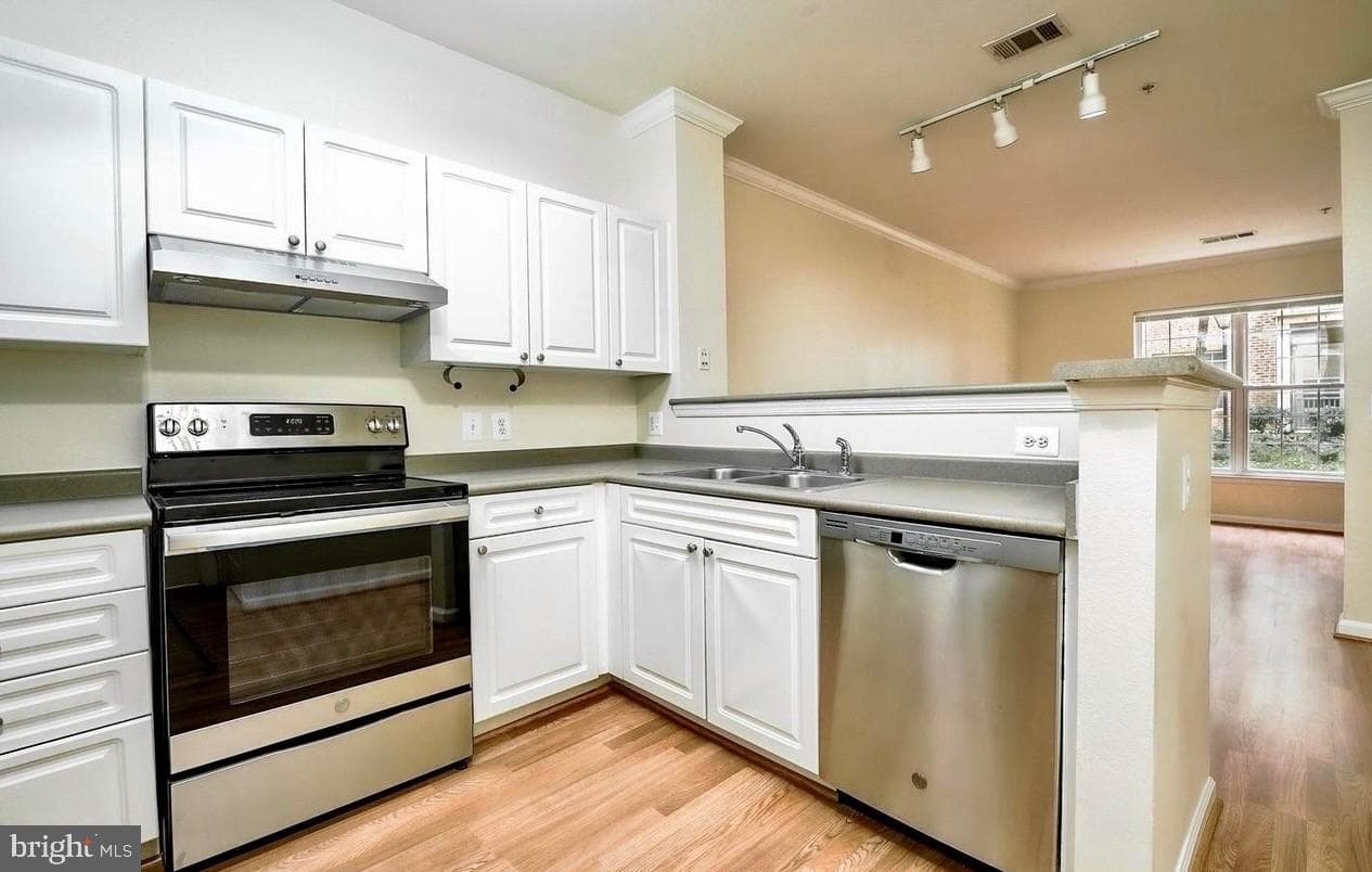 3021 Nicosh Cir, Falls Church, VA 22042-1232, United States
