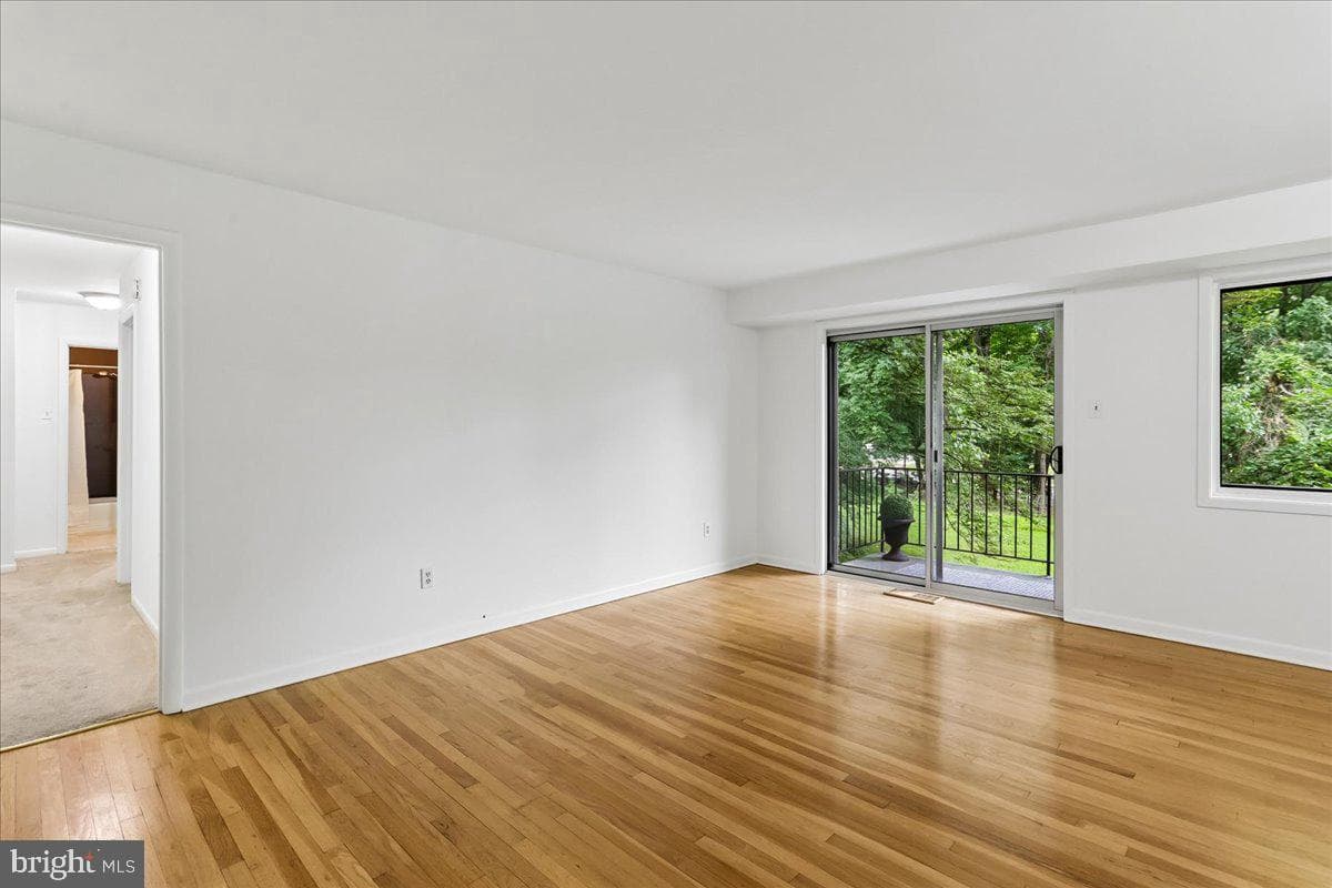 10518 WEYMOUTH ST #102,BETHESDA,MD,20814,MONTGOMERY
