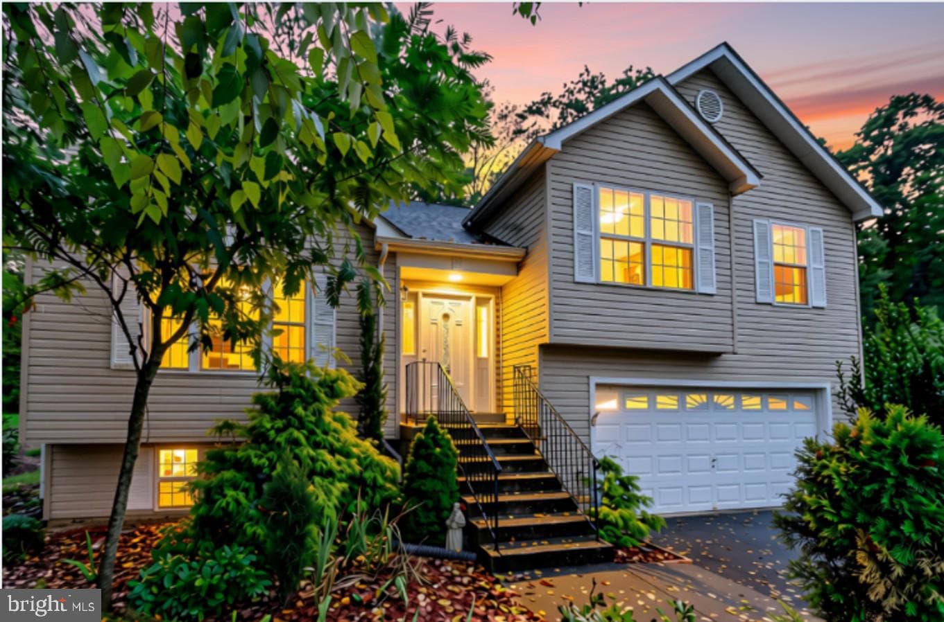 53 BLOOMINGTON LANE