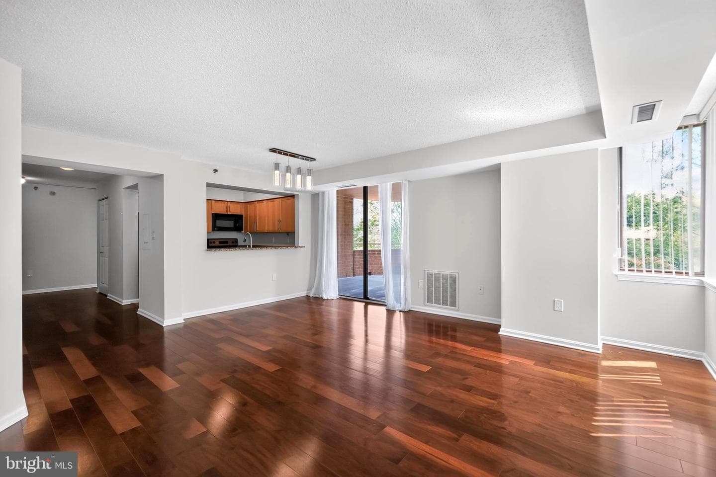 10101 GROSVENOR PLACE 305