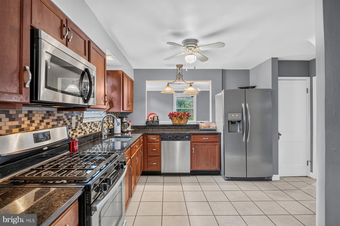 724 CHARING CROSS ROAD - Photo 1