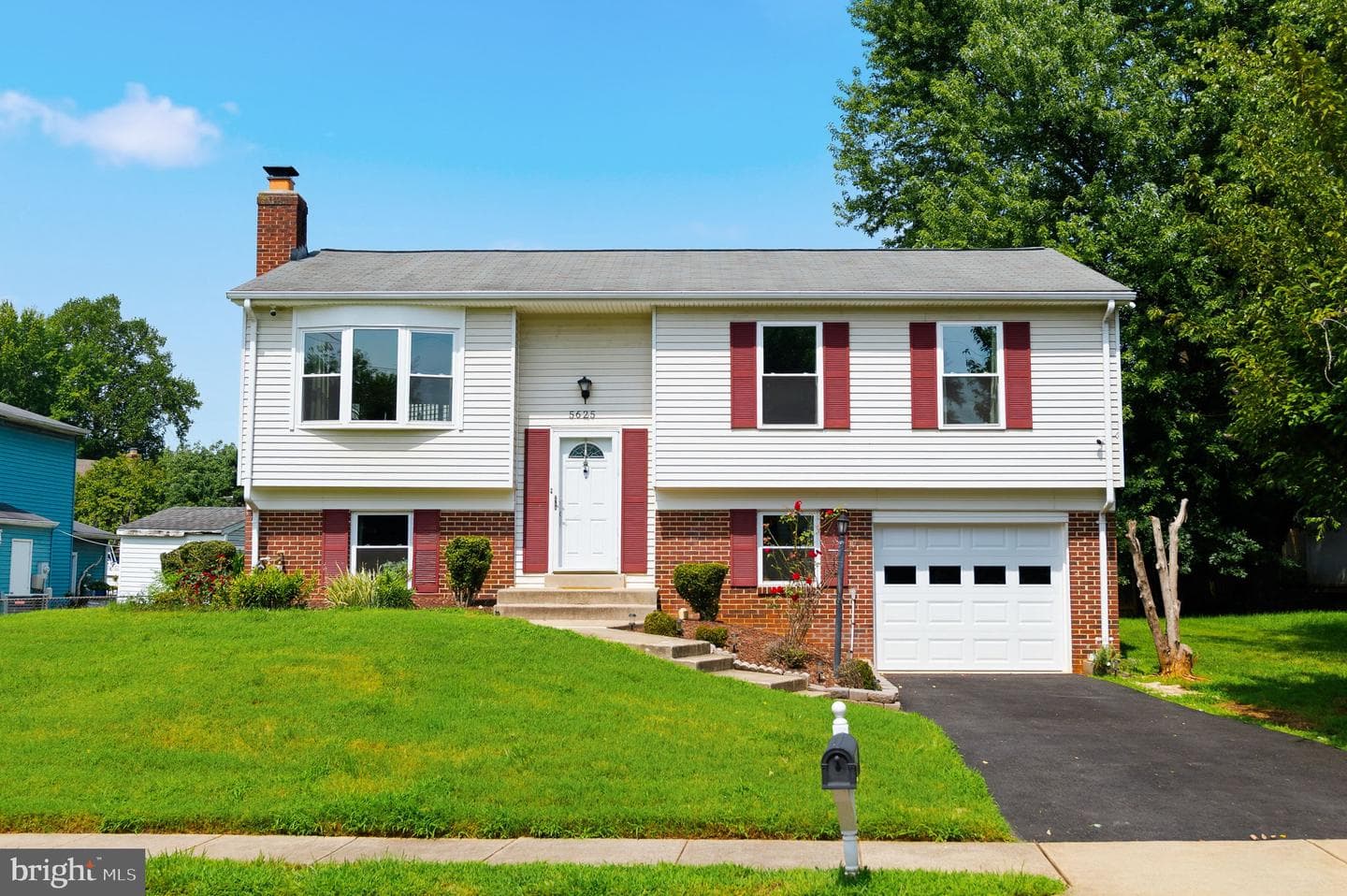 5625 ROUNDTREE DRIVE