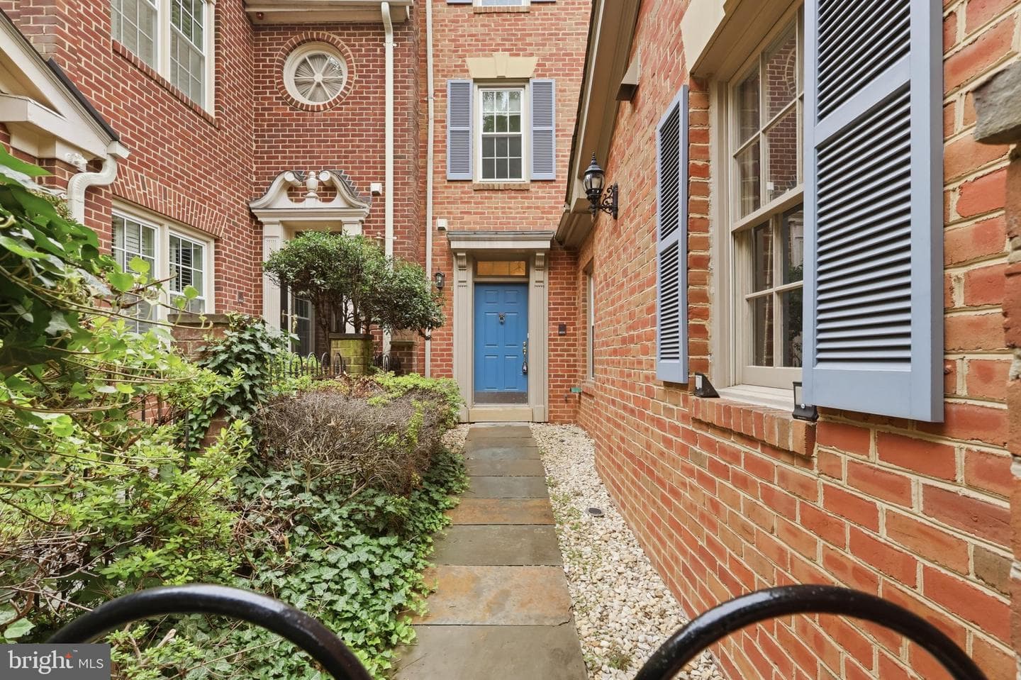4006 HIGHWOOD COURT - Photo 1