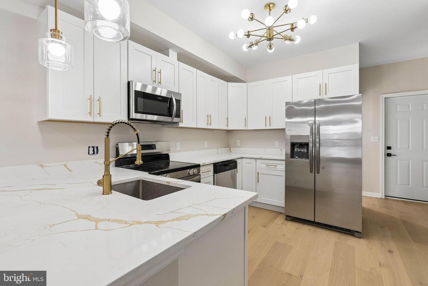 1547 CARSWELL STREET - Photo 1