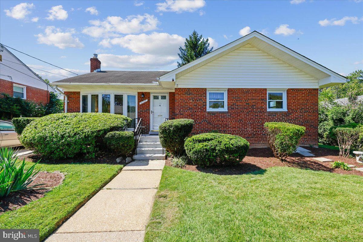 4704 ADRIAN STREET - Photo 1