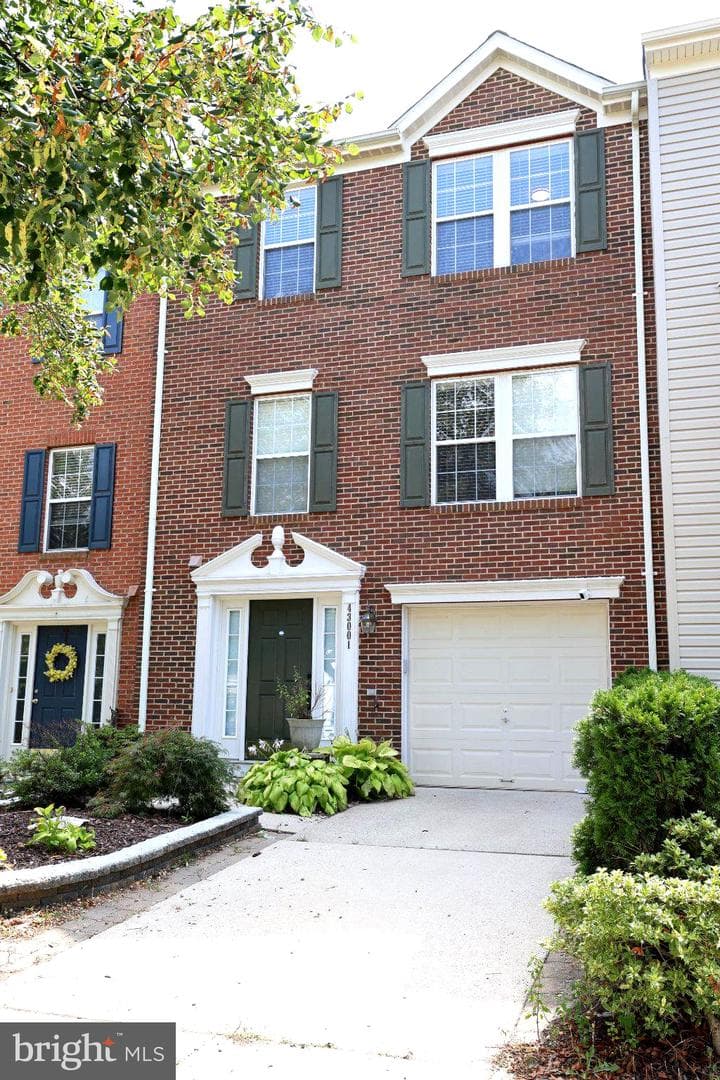 43001 Center St, Chantilly, VA 20152-2034, United States