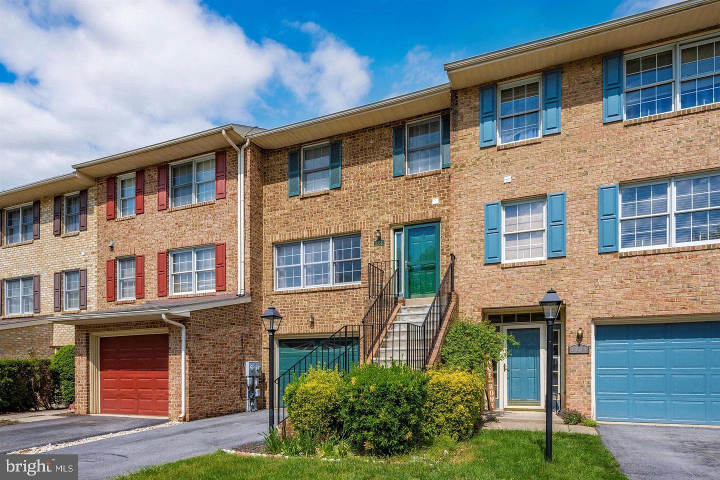 1323 LINDSAY LANE