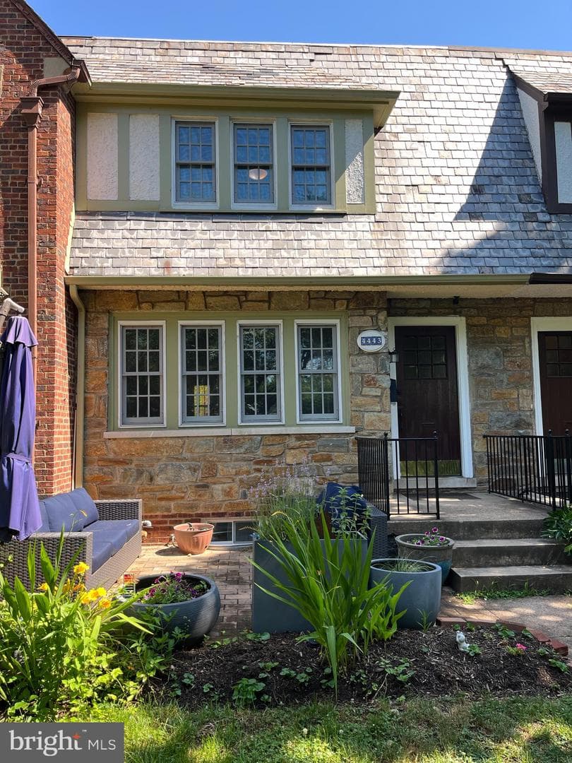 4443 GREENWICH PARKWAY - Photo 1