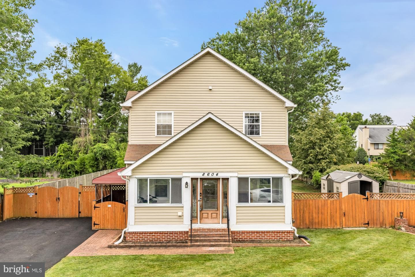 8604 WOODLAWN COURT