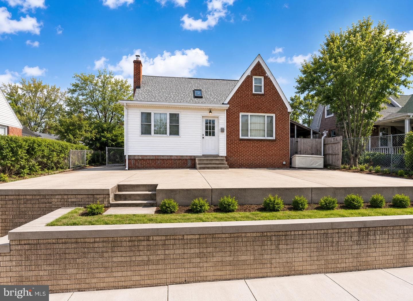 607 UNIVERSITY BOULEVARD