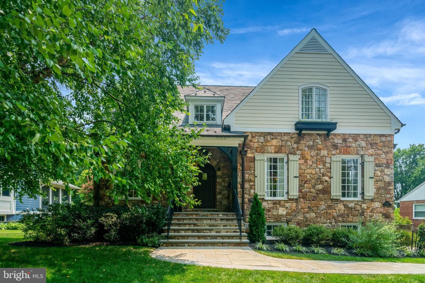 3212 N ROCHESTER STREET