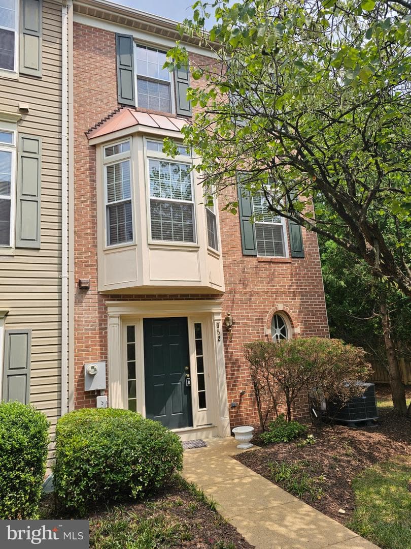 952 Harrison Cir, Alexandria, VA 22304-7315, United States