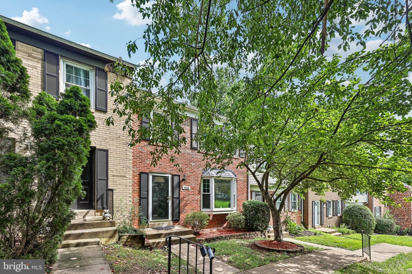 910 SHERWOOD COURT
