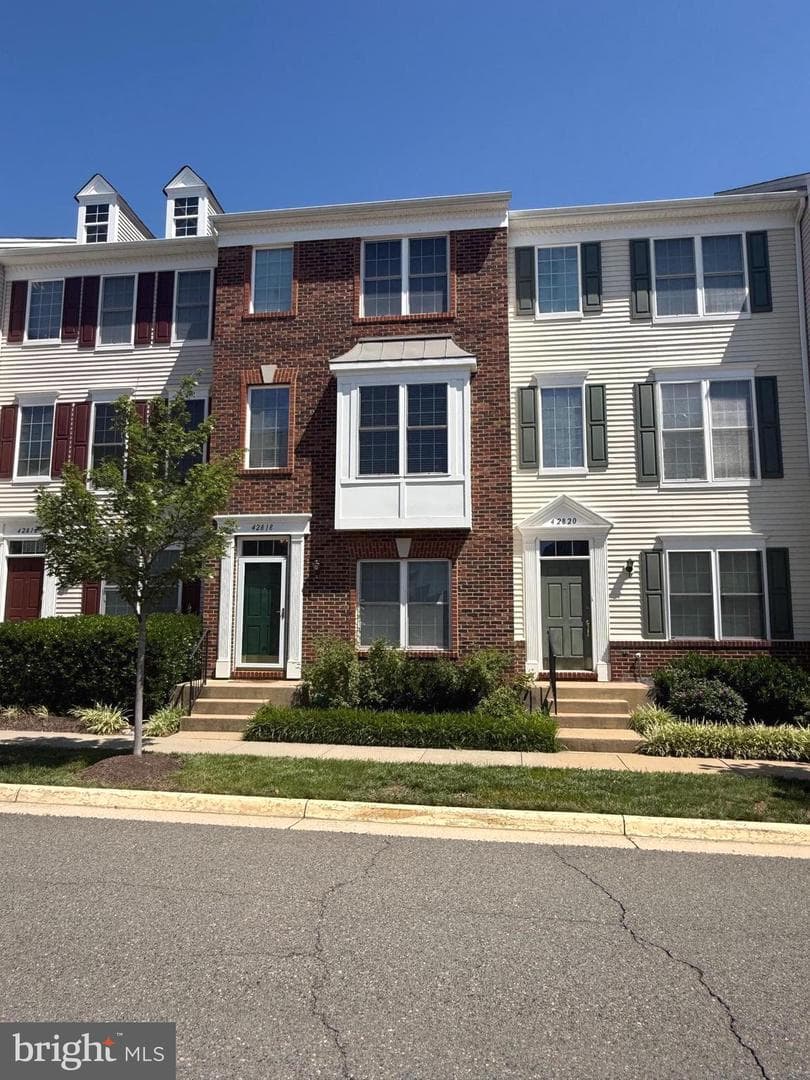 42818 Sykes Ter, Chantilly, VA 20152-6606, United States