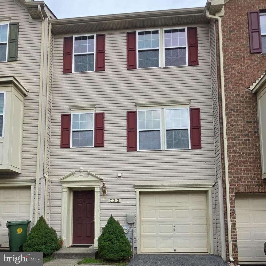723 OLIVE WOOD LANE - Photo 1