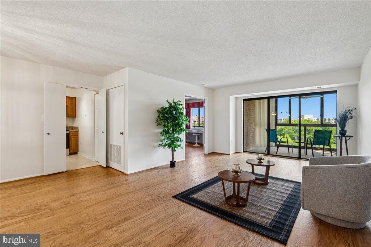 15115 INTERLACHEN DRIVE 3-901 - Photo 1