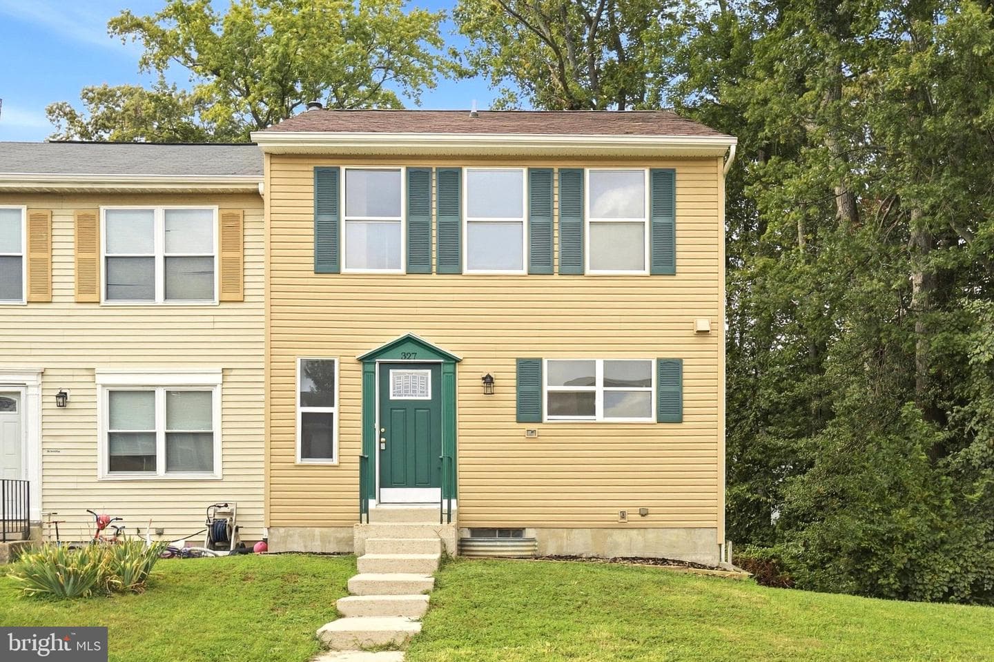 327 WOODSIDE PLACE