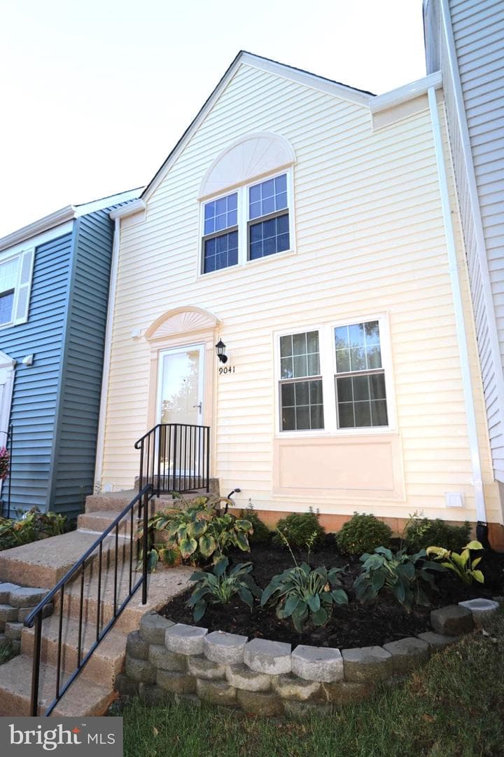 9041 White Rose Ln, Fairfax, VA 22031-1342, United States