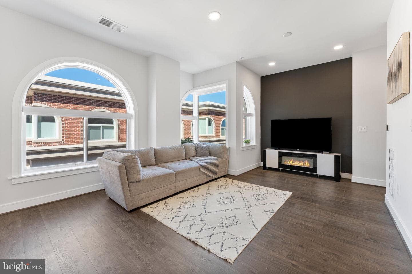 635 Slaters Ln, Alexandria, VA 22314-1109, United States