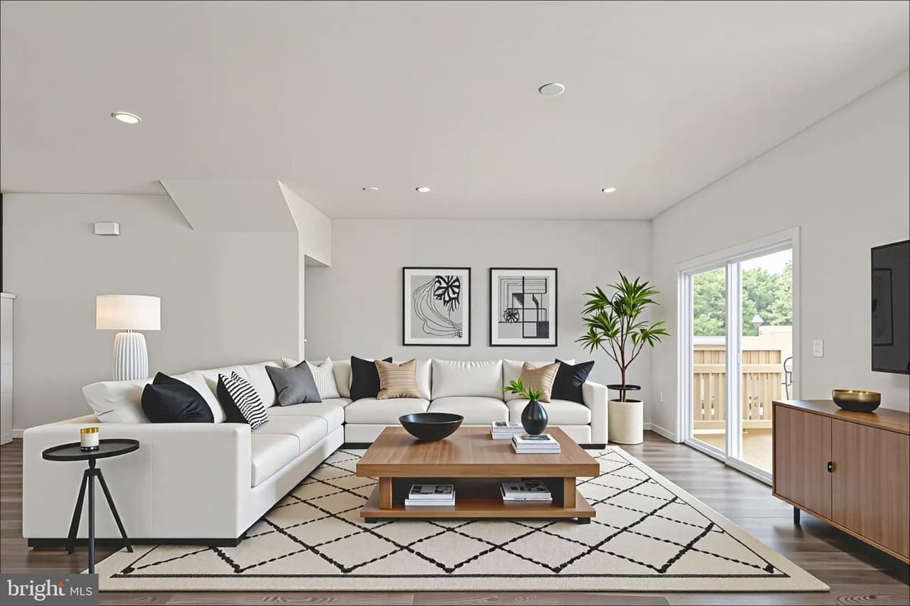 8820 Selby - Photo 1